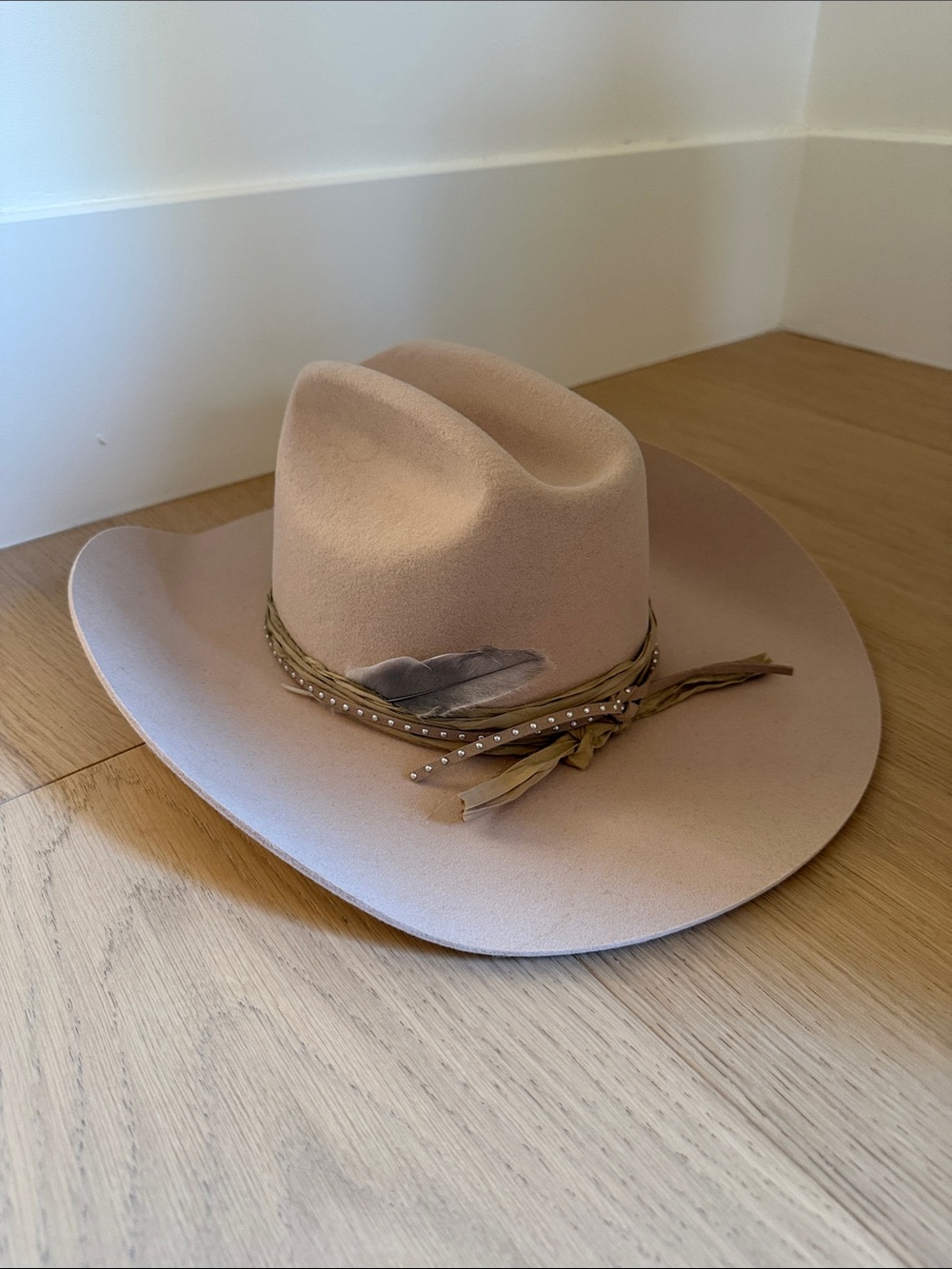 New Gigi pip Women’s Felt suede beige cowboy Hat with feather and trim